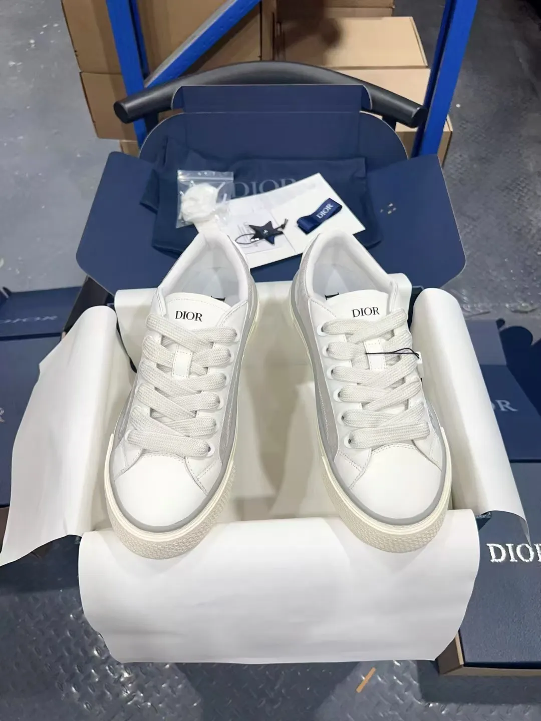 👟👟Ex-factory price 560👟👟 𝐃𝐢𝐨𝐫 𝐱 𝐒𝐭𝐨𝐧𝐞 𝐈𝐬𝐥𝐚𝐧𝐝 𝐁𝟯𝟯 Dior co-branded Stone Island new casual sports shoes Skateboard shoes 111111111 This B33 sneaker comes from the DIOR AND STONE ISLAND limited series. It is a new interpretation of the classic tennis shoe. The fashionable silhouette highlights the heavy texture. The black-dyed cotton has a delicate wash and soft texture, and is finished with the classic Oblique print on the sides, paying homage to the exceptional craftsmanship of the exclusive collaboration. The tongue is embossed with the Dior signature, while cannage panels on the front, DIOR AND STONE ISLAND signature on the back and insole. The rubber outsole features the Dior Oblique pattern, while a contrasting Dior 30 Avenue Montaigne signature on the rear adds style. It can add a modern touch to various casual looks, and can also be matched with other DIOR AND STONE ISLAND items. Exquisite packaging at the delivery counter🛍📦 Customized cowhide material, sheepskin lining, original molded outsole Size: 35-45